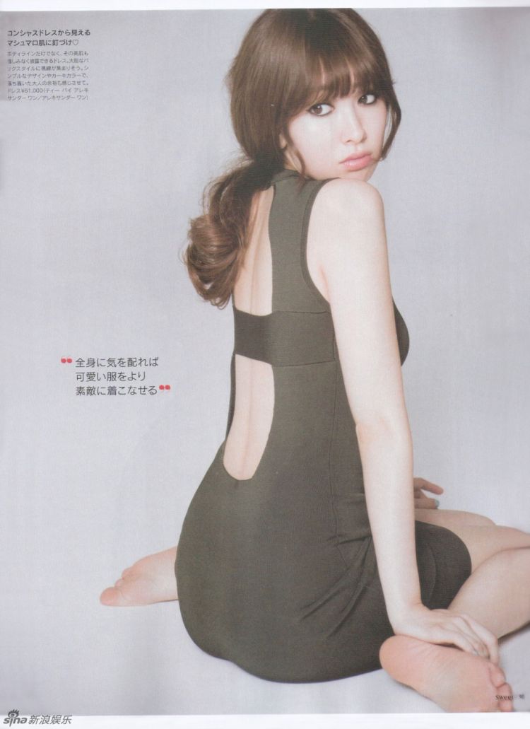 AKB48小嶋阳菜写真：椅背遮身，大长腿瞩目