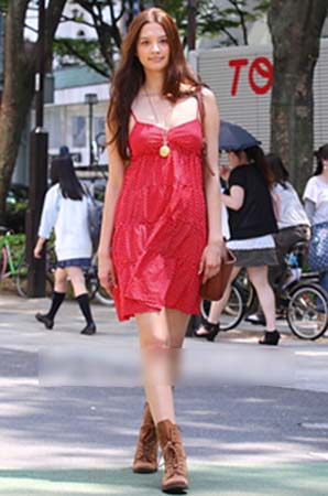 日本街头 长裙长到地vs短裙短到腰