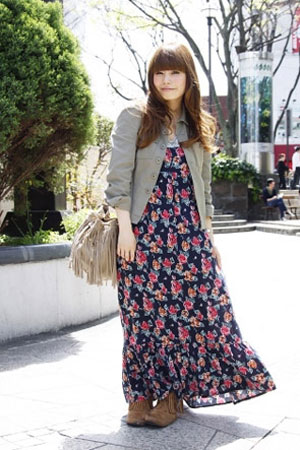 日本夏日街头的多彩裙装