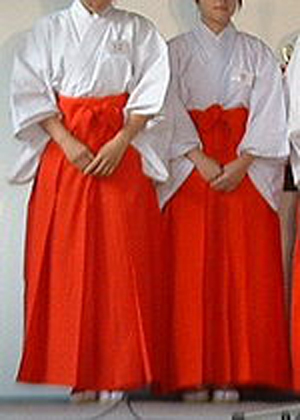 黑发白衣红裤之美 日本女子代表巫女