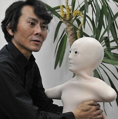 日本研制出可模仿人类音容机器人 外形酷似幽灵