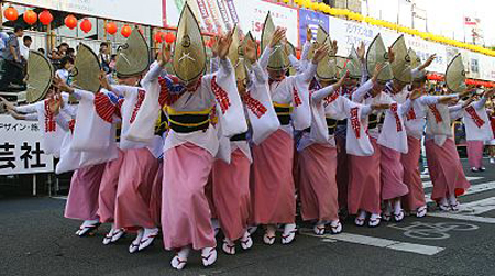 8月中旬盆节期间在日本举行的著名舞蹈“阿波舞”