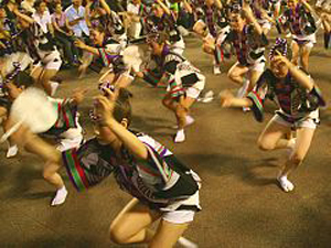 8月中旬盆节期间在日本举行的著名舞蹈“阿波舞”
