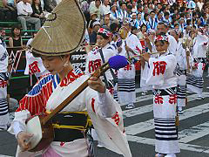 8月中旬盆节期间在日本举行的著名舞蹈“阿波舞”