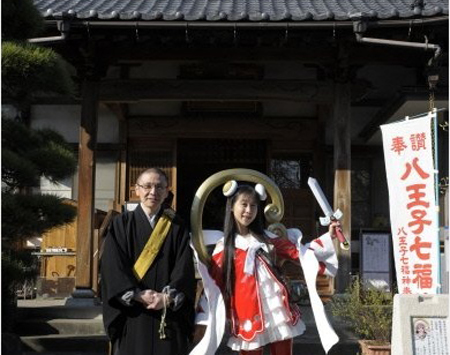 日本最萌寺庙出现性感美少女招待来客