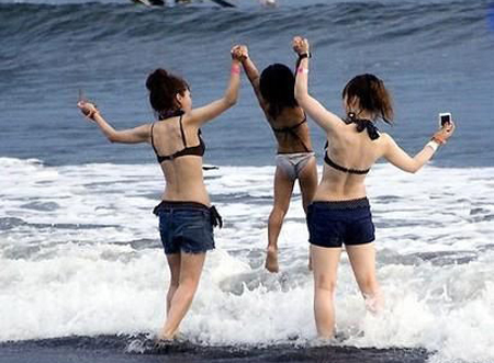 实拍日本海滩的泳装美女