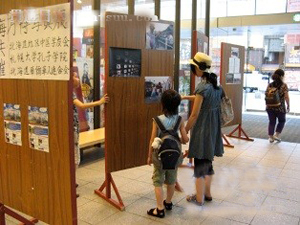 日本的中国留学生在北海道举办“上海世博写真展”