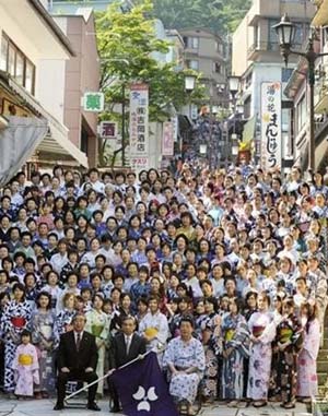 日本近千名女性穿和服聚会温泉街