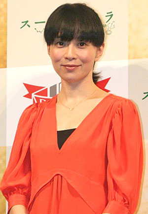 坂井真纪主演《浓汤歌剧》变身厨娘 洋溢婚后幸福