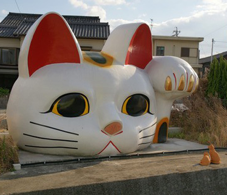 招财猫伸出左右手代表的意义不同？