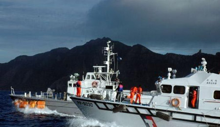 台湾保钓船出海宣示钓鱼岛主权 台海巡艇护航