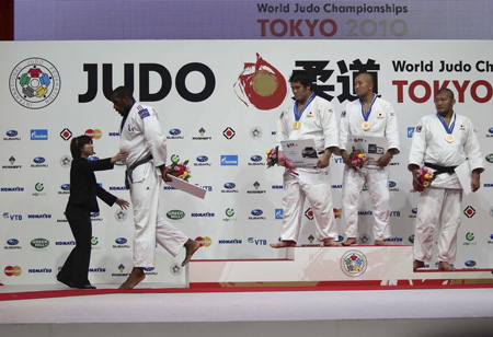 “黑哨”判日本选手夺金 逼哭法国柔道名将