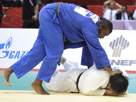 “黑哨”判日本选手夺金 逼哭法国柔道名将
