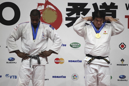“黑哨”判日本选手夺金 逼哭法国柔道名将
