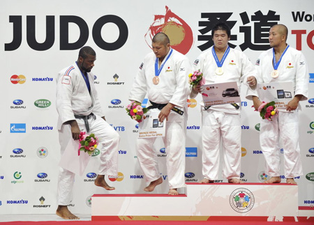 “黑哨”判日本选手夺金 逼哭法国柔道名将