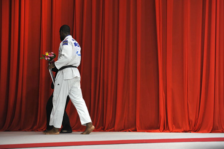 “黑哨”判日本选手夺金 逼哭法国柔道名将