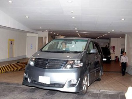 内野圣阳酒后驾车兼搞外遇 与车内女子吻照曝光