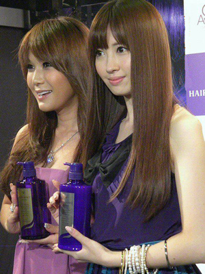 变性艺人春菜爱小嶋阳菜同台竞艳合作代言