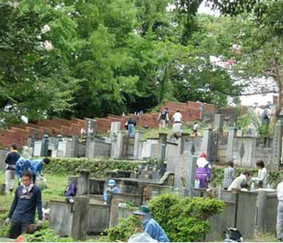 日本长崎县为客死异乡中国人举行扫墓活动
