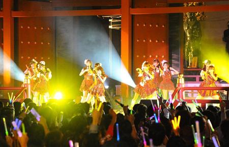 AKB48佛祖脚下举行公演 热唱15首歌曲