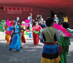 中国留学生参加日本北海道举行的第十届札幌秧歌节