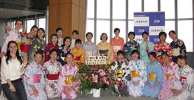 中国留学生参加日本东洋大学的舞蹈大赛