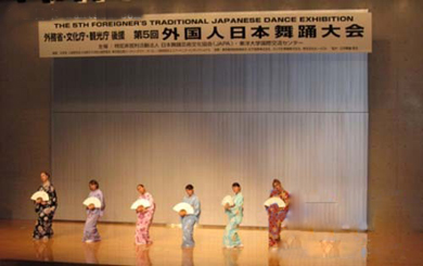 中国留学生参加日本东洋大学的舞蹈大赛