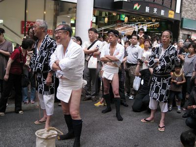 日本光腚节 老少齐上阵