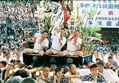 日本光腚节 老少齐上阵