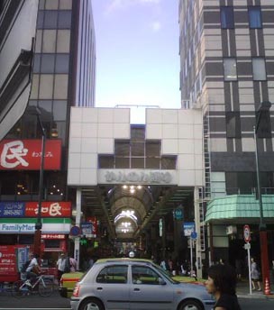 东京最热闹的购物街之一“仲见世”街