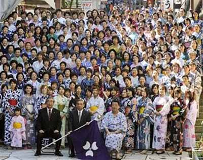 日本九百女性身穿和服齐聚温泉街