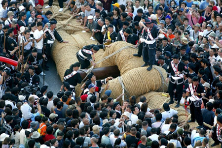 日本10日举行“那霸大绳拔河 绳长200米重45吨