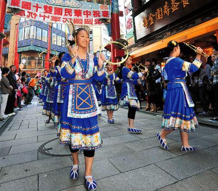 日本横滨中华街举行盛大庆祝双十节游行