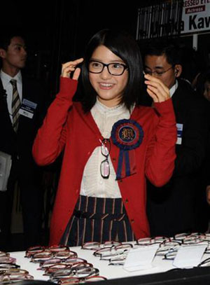 女演员川岛海荷成为史上最年轻眼镜奖得主