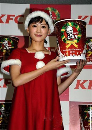 绫濑遥新广告发布 挑战空中圣诞姑娘