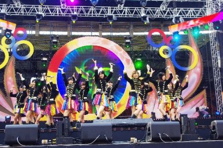 日本组合AKB48首尔最大规模LIVE 5万歌迷到场欢呼