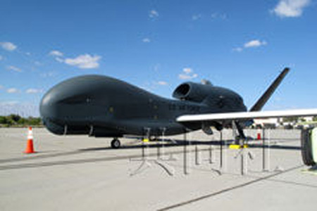 美军首次向日本媒体展示“全球鹰”无人机