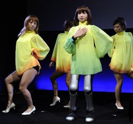 日本美女机器人与真人一起载歌载舞