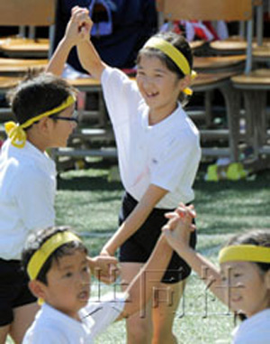 爱子公主参加校运动会集体舞表演