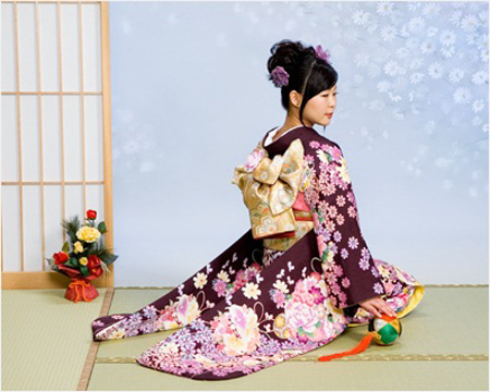 日本女人穿和服为何要背包包
