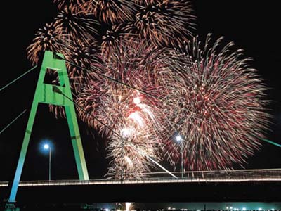 日本夏日祭花盛况 花火狂欢 迷人的浴衣少女 日本通 日本夏日祭花盛况 花火狂欢 迷人的浴衣少女 日本通