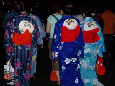 日本夏日祭花盛况：花火狂欢，迷人的浴衣少女