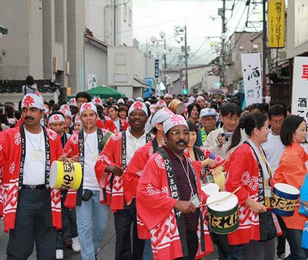 广岛中国留学生参加日本西条酒祭活动