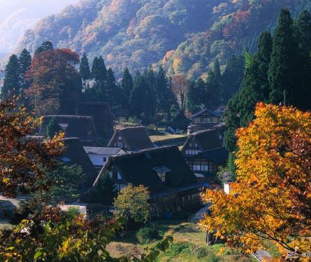 秋天的富士山宛如画笔绘就的自然美图