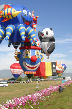 每年11月初日本佐贺县举行的热气球嘉年华