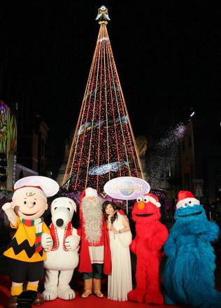 日本最高圣诞树前  美女艺人与圣诞老人齐亮相
