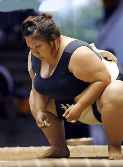 日本传统女子相扑日益流行