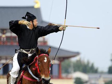奈良平城遗址再现古人骑射英姿
