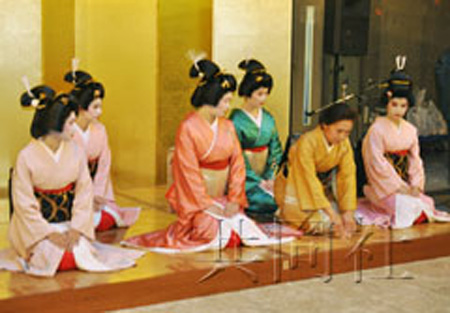 静冈5名留学生身着和服体验艺妓文化