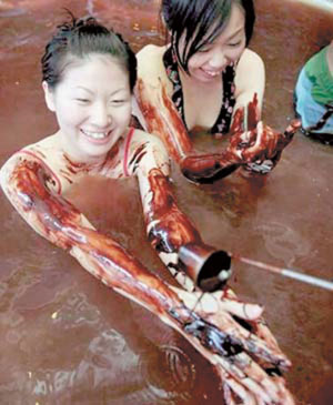 日本女性缓解压力新招：洗巧克力浴